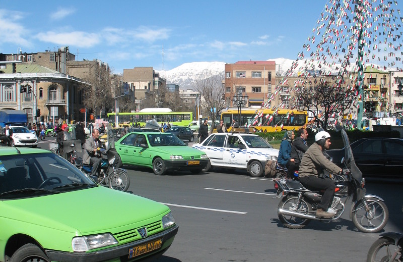 Ulica w Teheranie, w tle góry